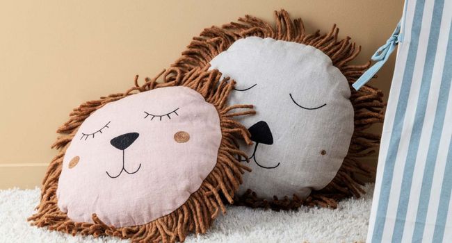 Ferm Living Kids Safari Kissen Löwe an Wand angelehnt