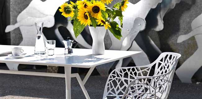 fast Tisch Radice Quadra mit gelben Blumen in Vase und fast Stuhl