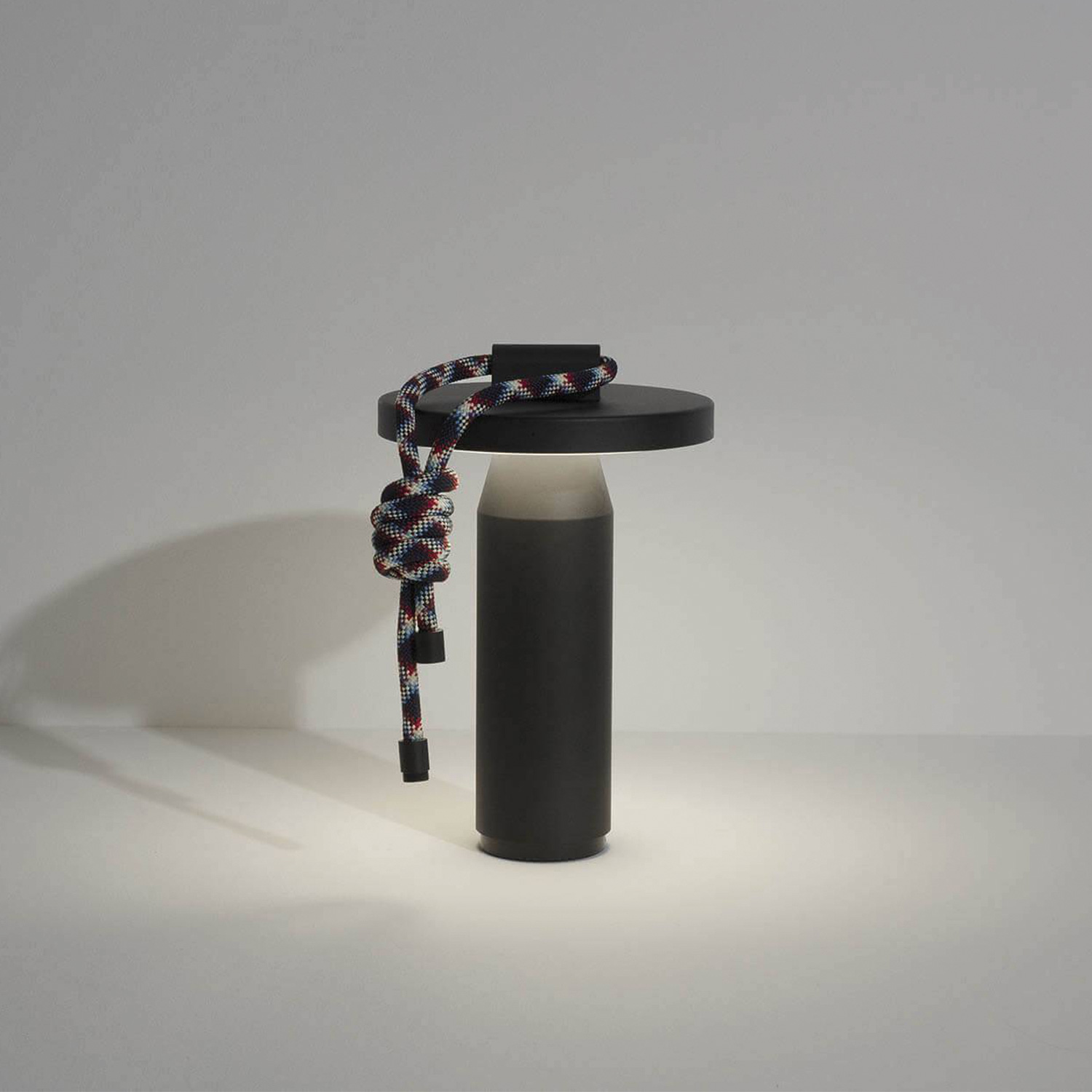 petite friture quasar tischleuchte schwarz beleuchtet 80614