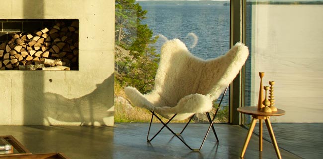 Butterfly Chair mit Fell im Wohnzimmer mit Meerblick