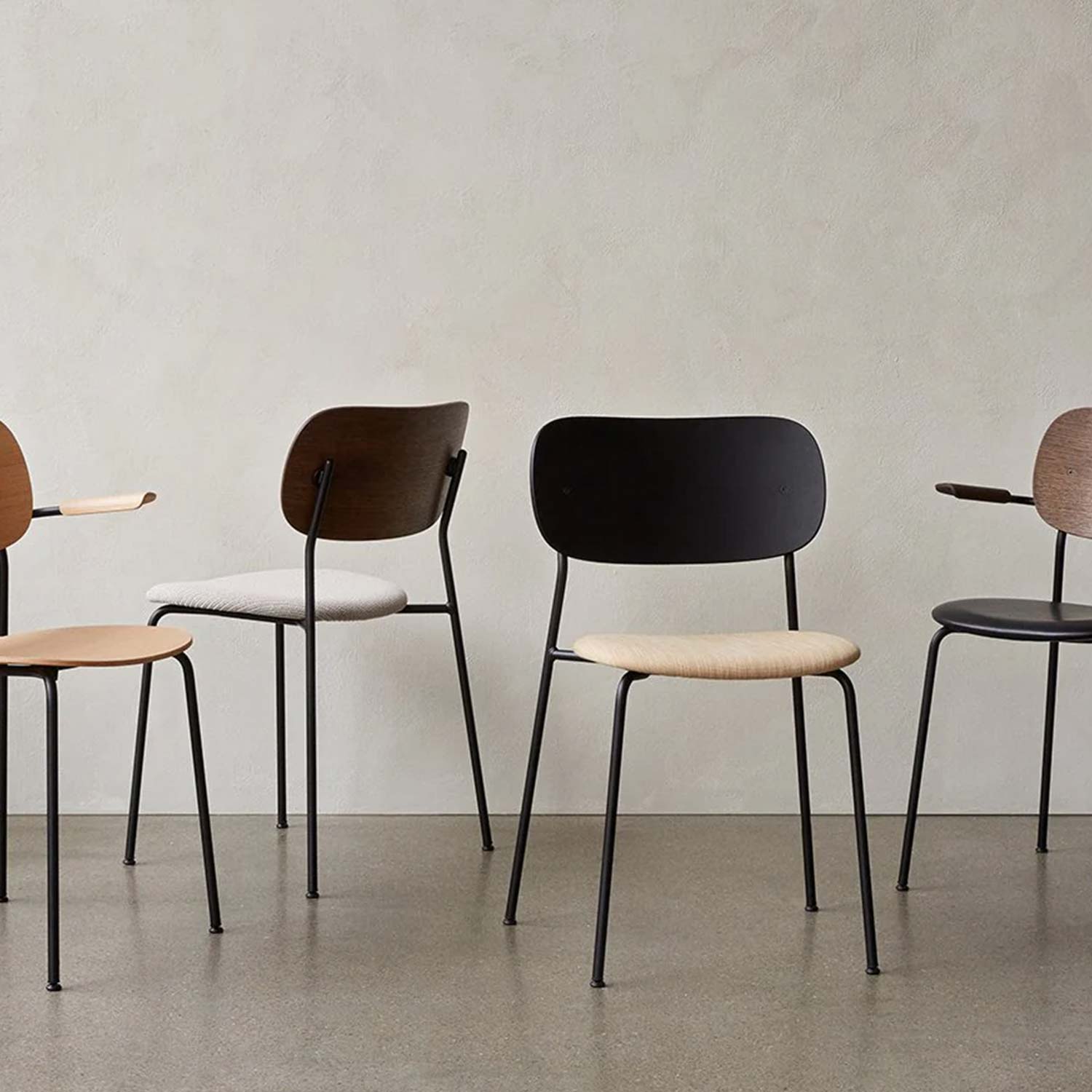 Audo - Co Dining Chair mit Armlehne Chrom/Eiche schwarz