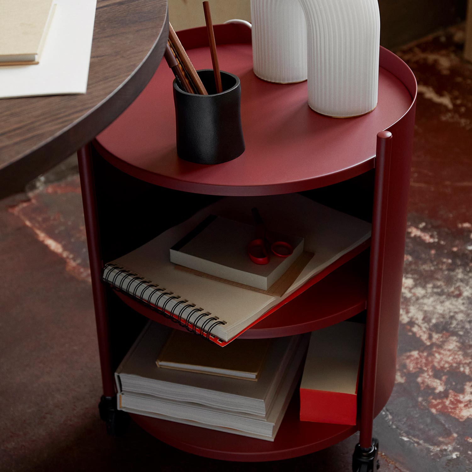ferm living eve storage rollwagen mahagoni rot beistelltisch 90846