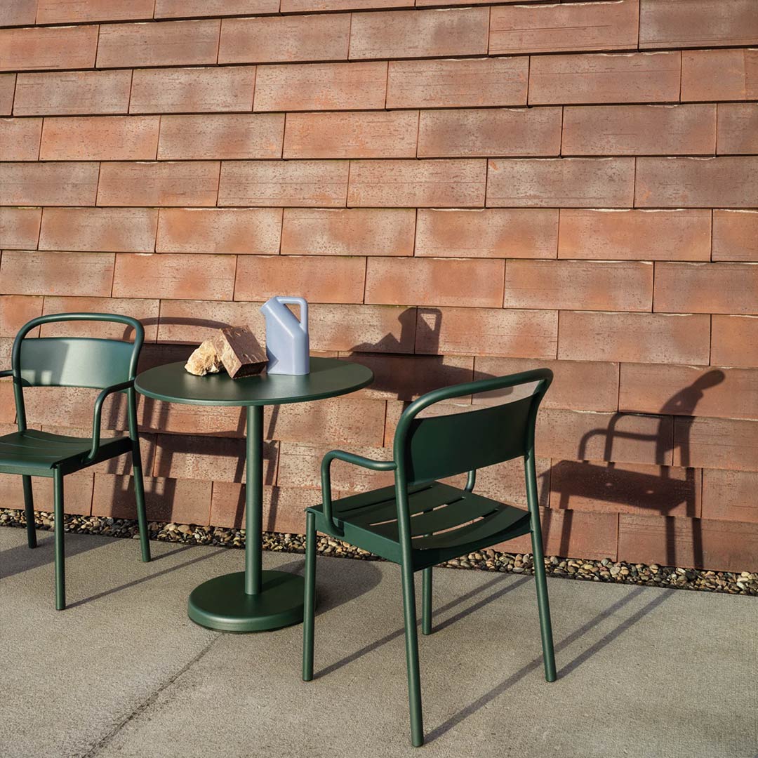 muuto linear steel cafetisch dark green rund ambiente 85888