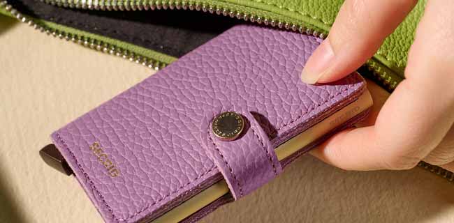 Secrid Miniwallet  rosa in Hand