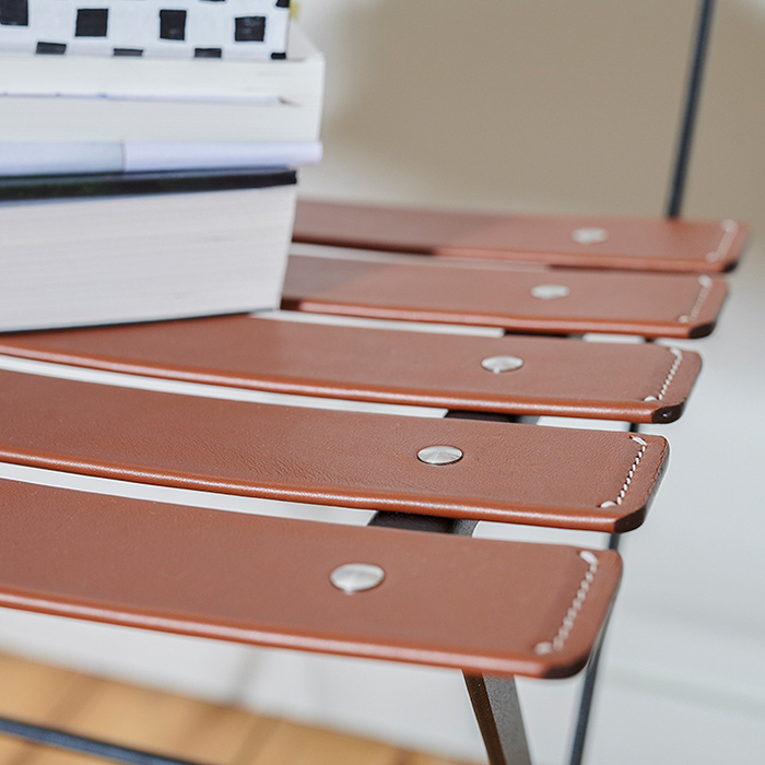 fermob bistro lederstuhl detail sitzflaeche 100341