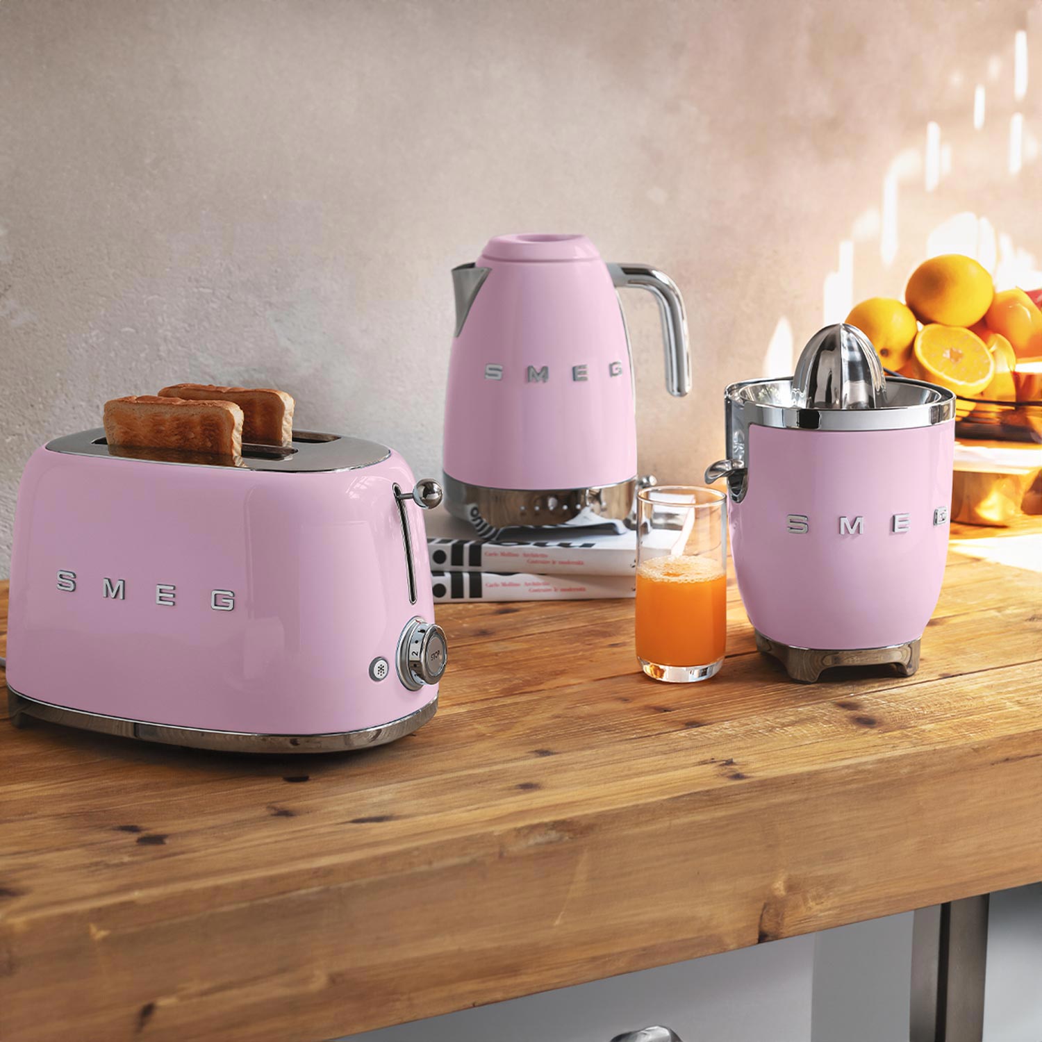 SMEG Wasserkocher Temperaturwahl mit Toaster Set Ambiente Pinkauf Tisch 104146