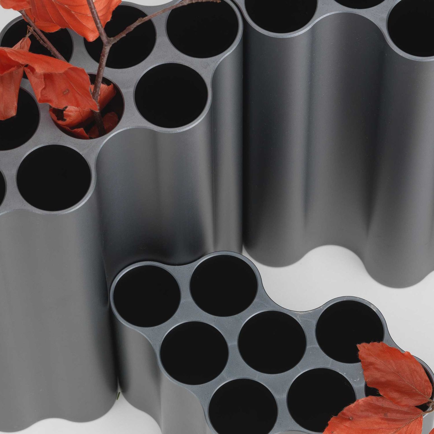 Vitra - Nuage Vase small stahlblau eloxiert