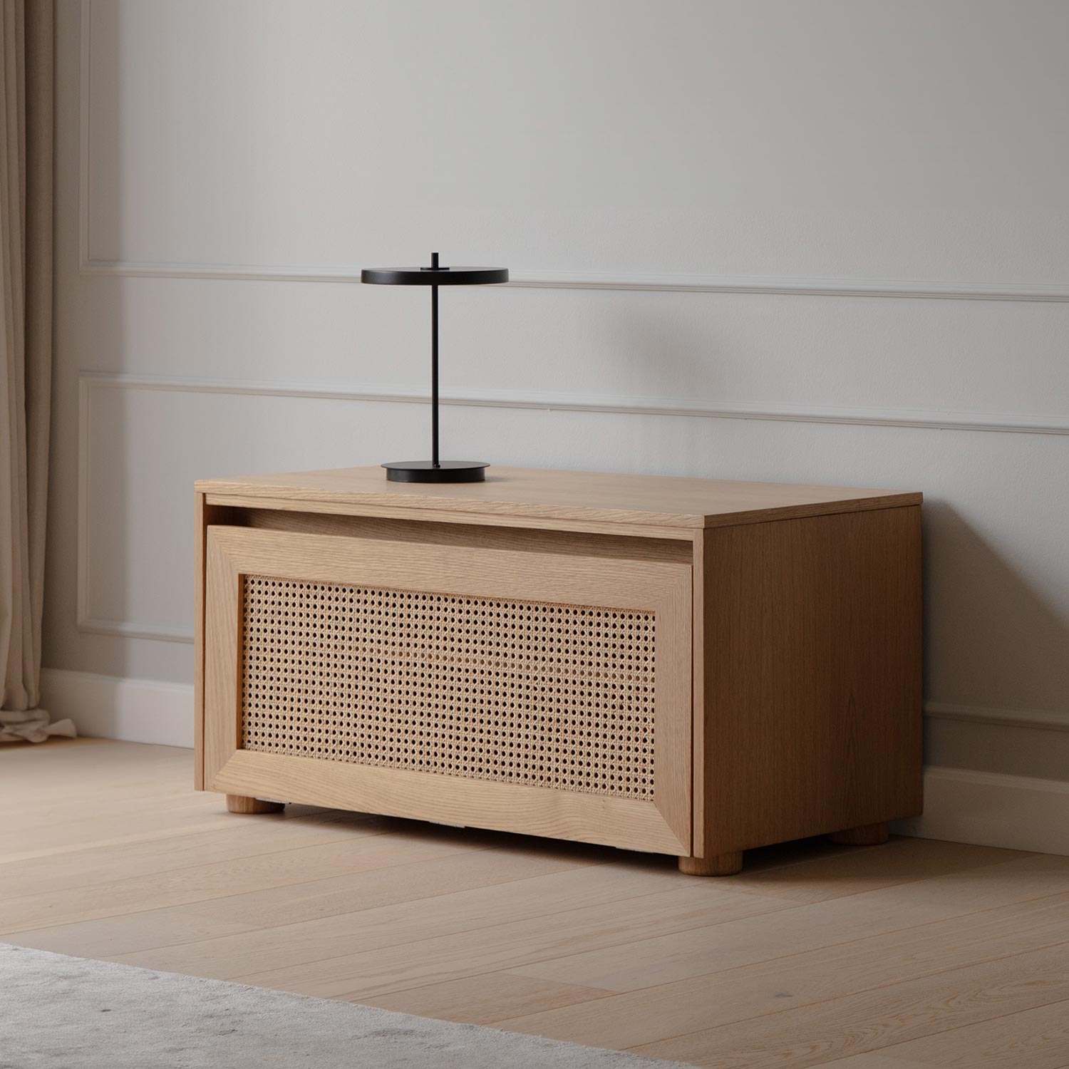 UMAGE Asteria tischlampe schwarz schwarz auf sideboard 106501