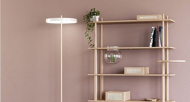 UMAGE Stehlampe Asteria Stehleuchte neben Regal