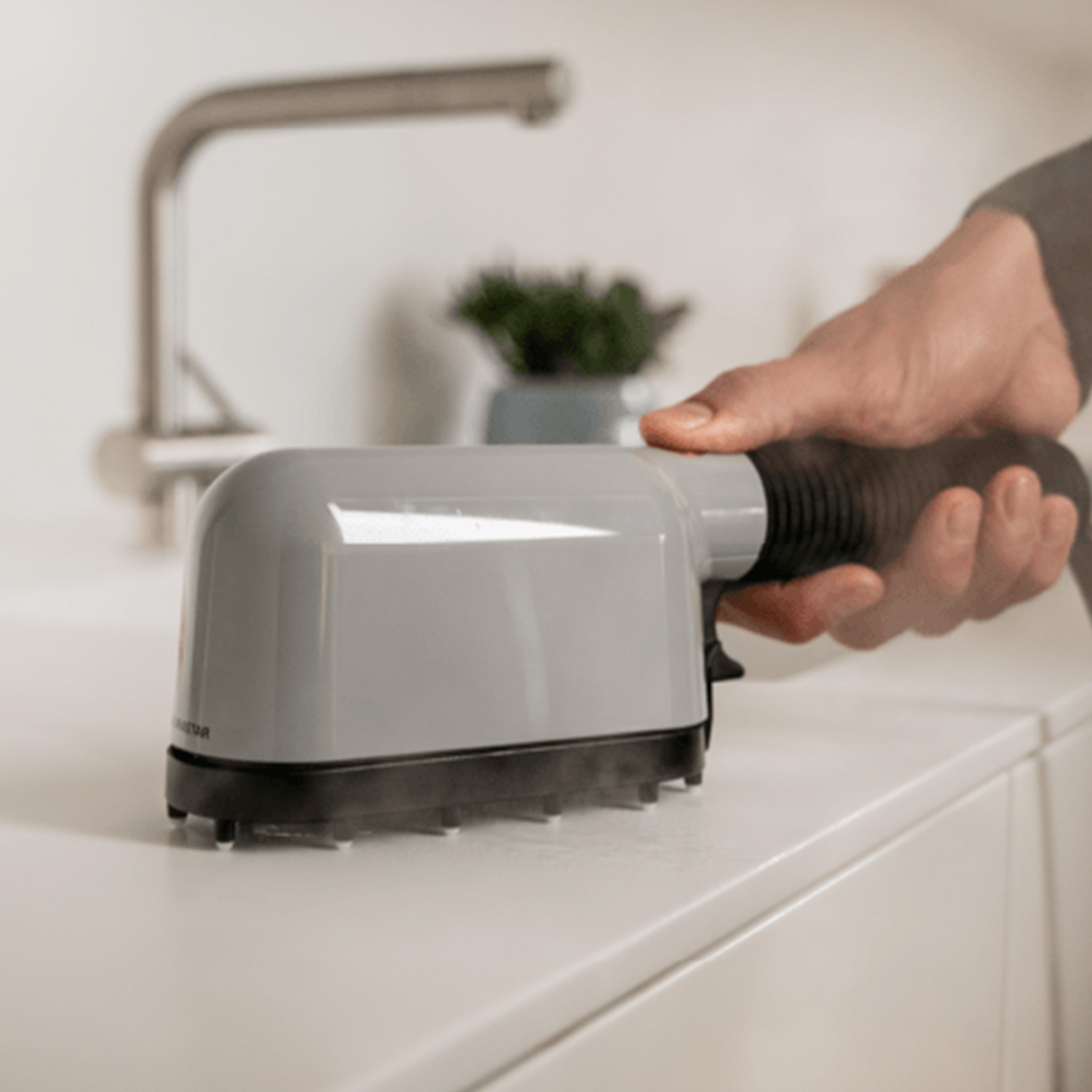 Laurastar Izzi Steamer Cart Bundle in der Kueche 104687