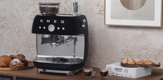 SMEG Espressomaschine schwarz mit zwei Espresso