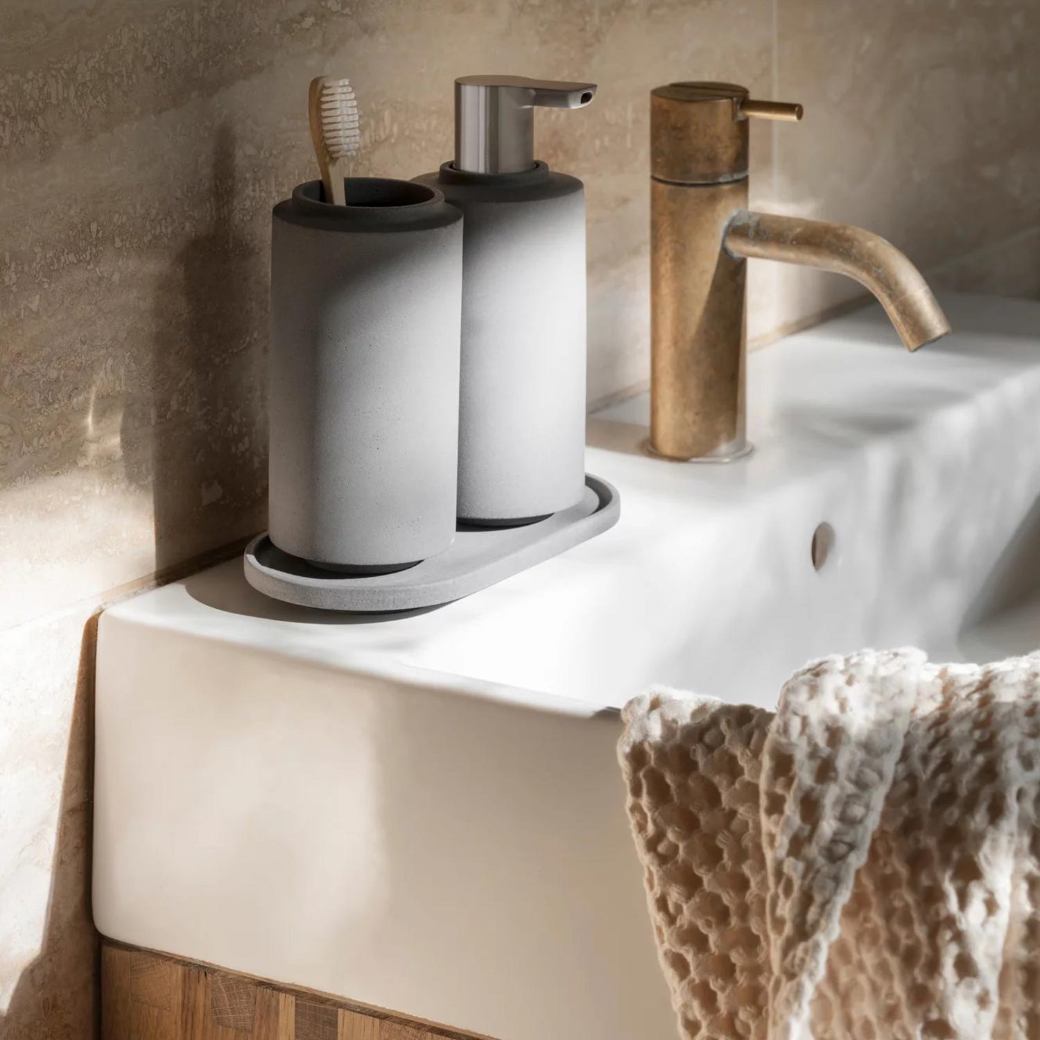 blomus CRETO Zahnputzbecher micro chip 65495 am Waschbecken herausgezoomt 104871