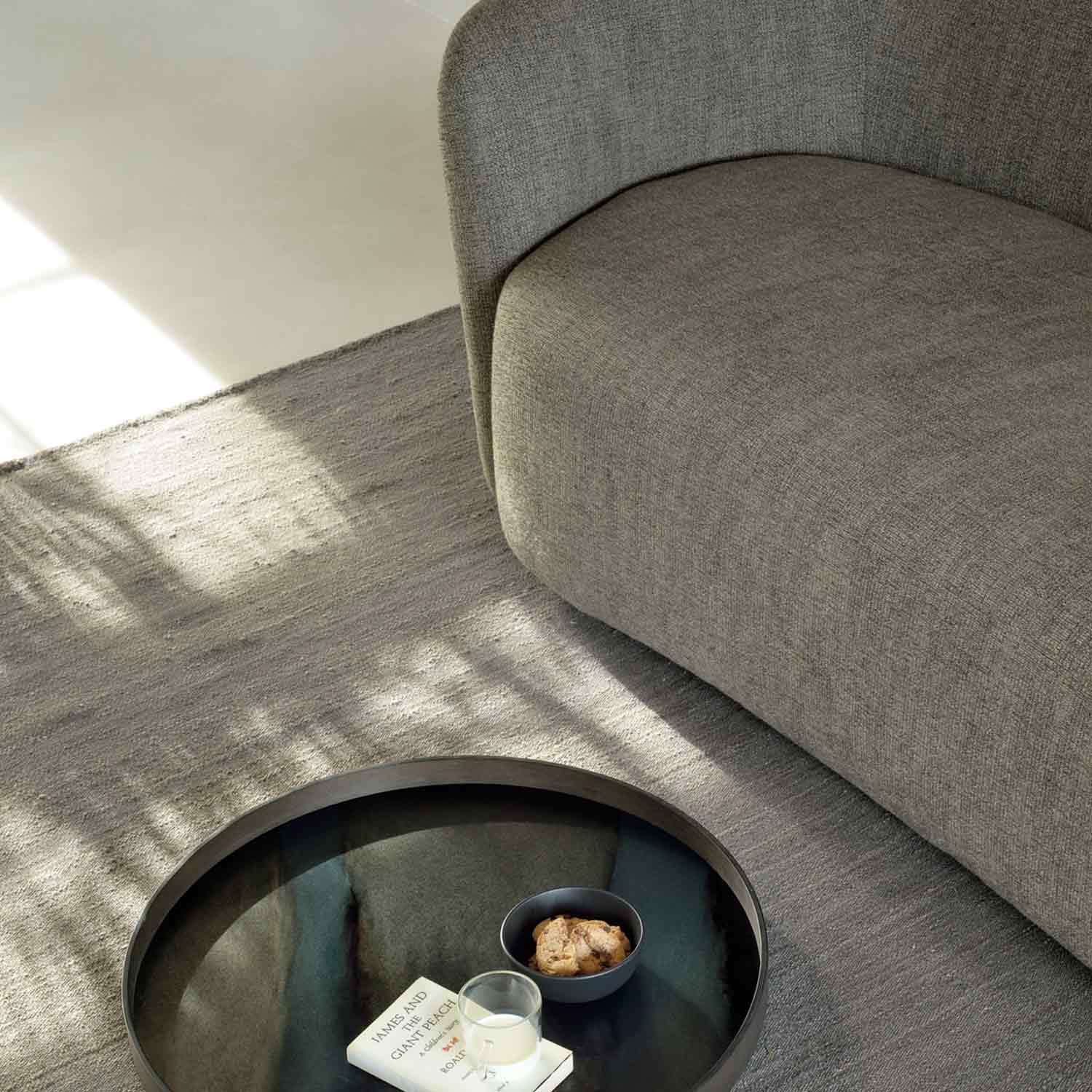 ash ethnicraft 3 sitzer sofa ellipse ambiente wohnzimmer close up 88172