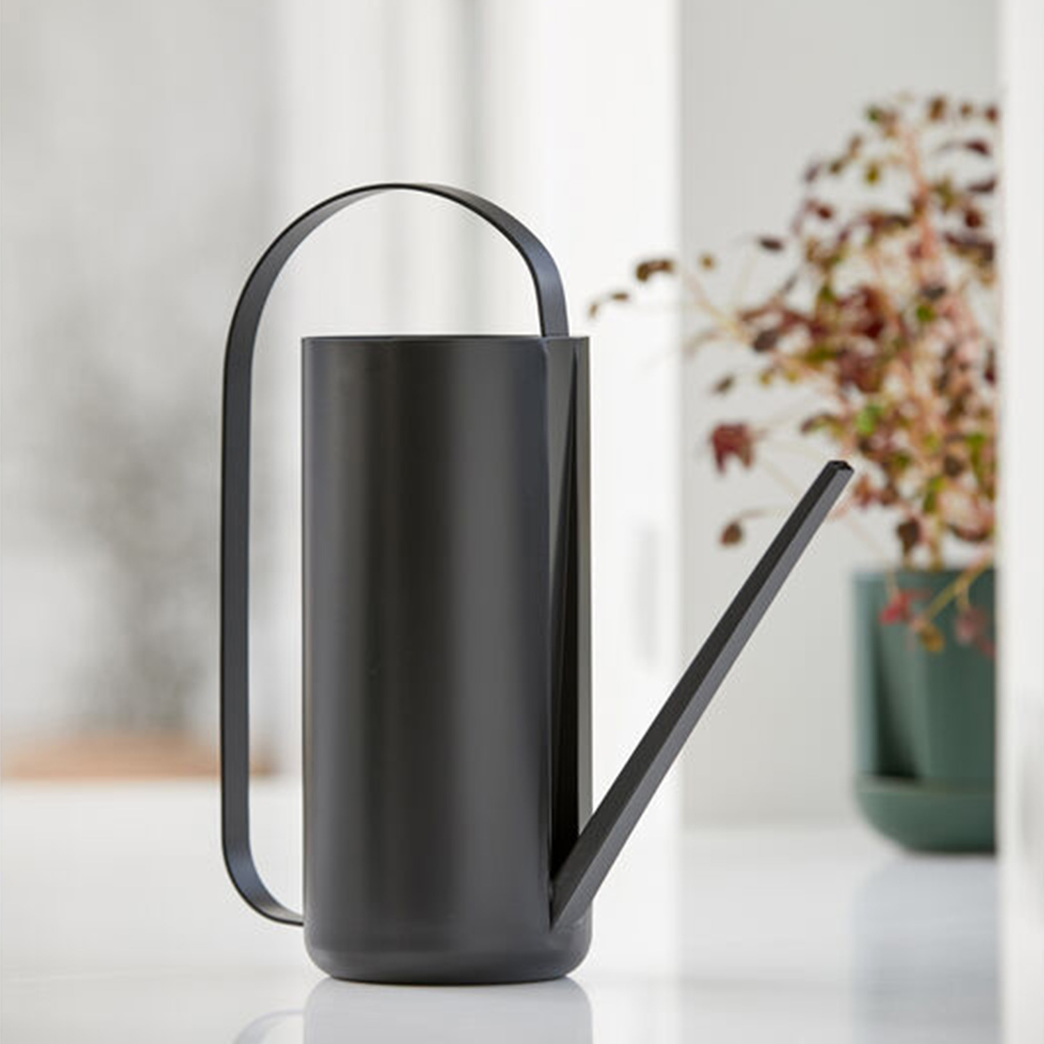 Zone Denmark Wasserkanne schwarz auf Boden 104722