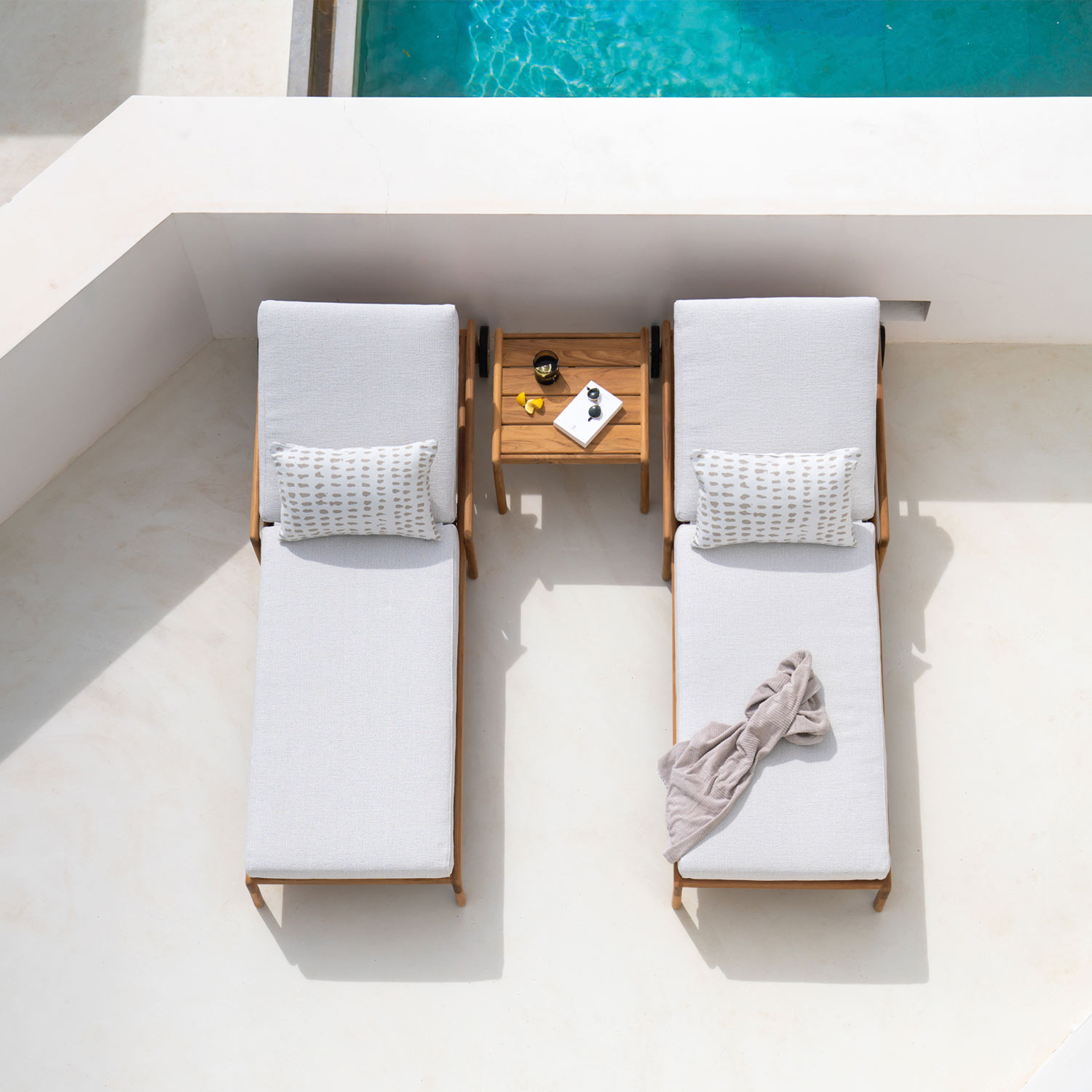 ethnicraft outdoorkissen white dots liegestuehle pool ambiente 87969