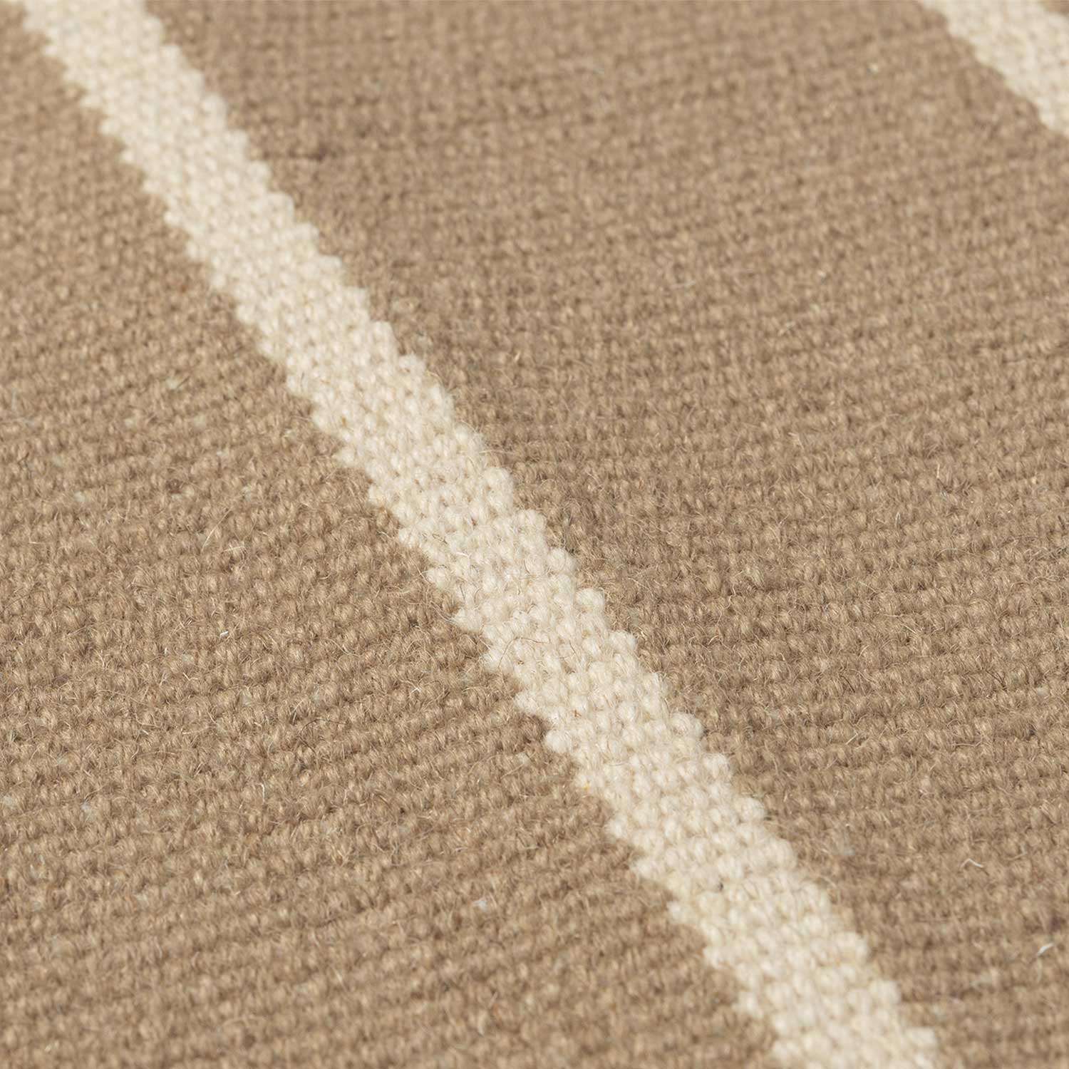 fermLIVING Calm Kelim Teppich 200x300 DarkSandOff white Detailansicht 1104268446 101105