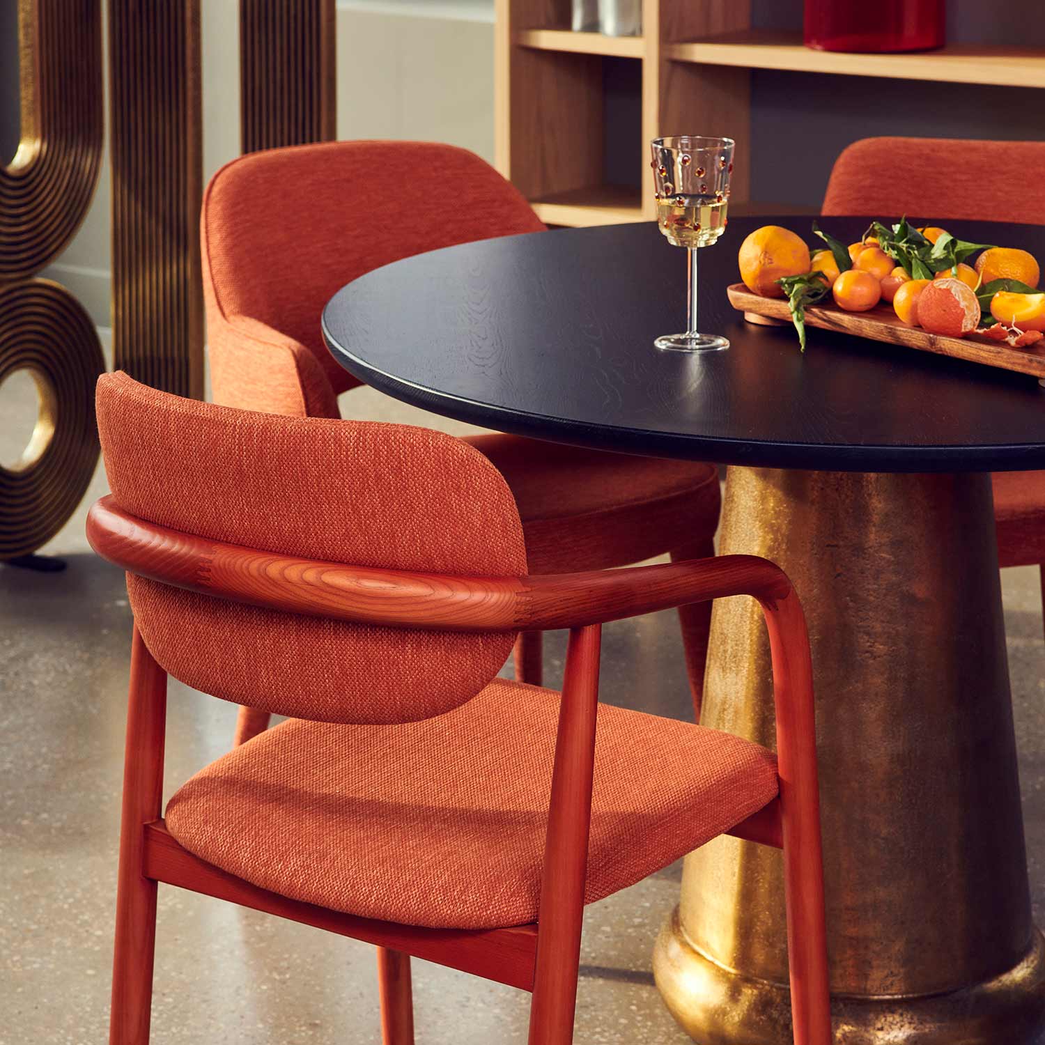 pols potten nob weinglas gelb tisch close up 99087