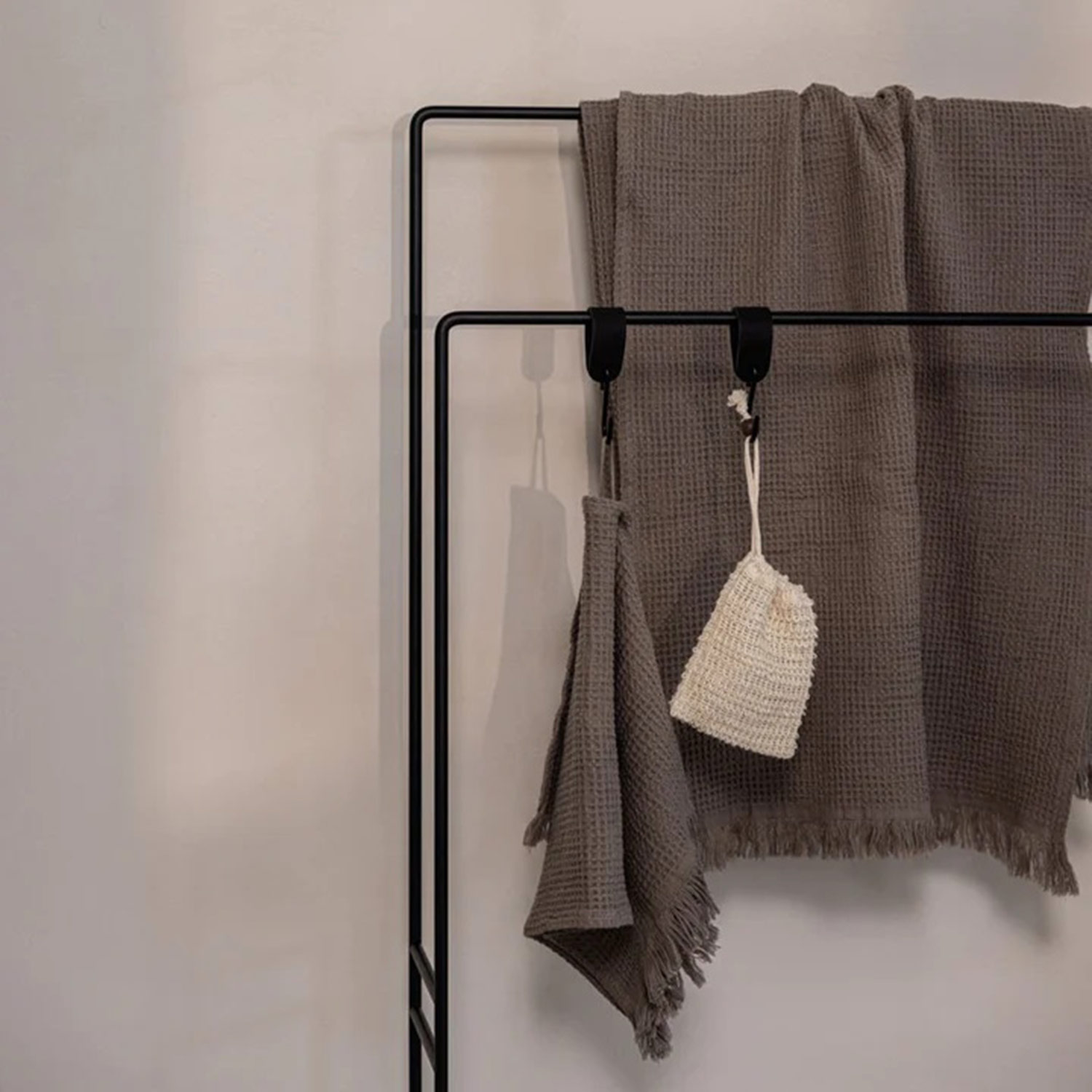 metallbude delaya handtuchstaender schwarz handtuecher close up 96692