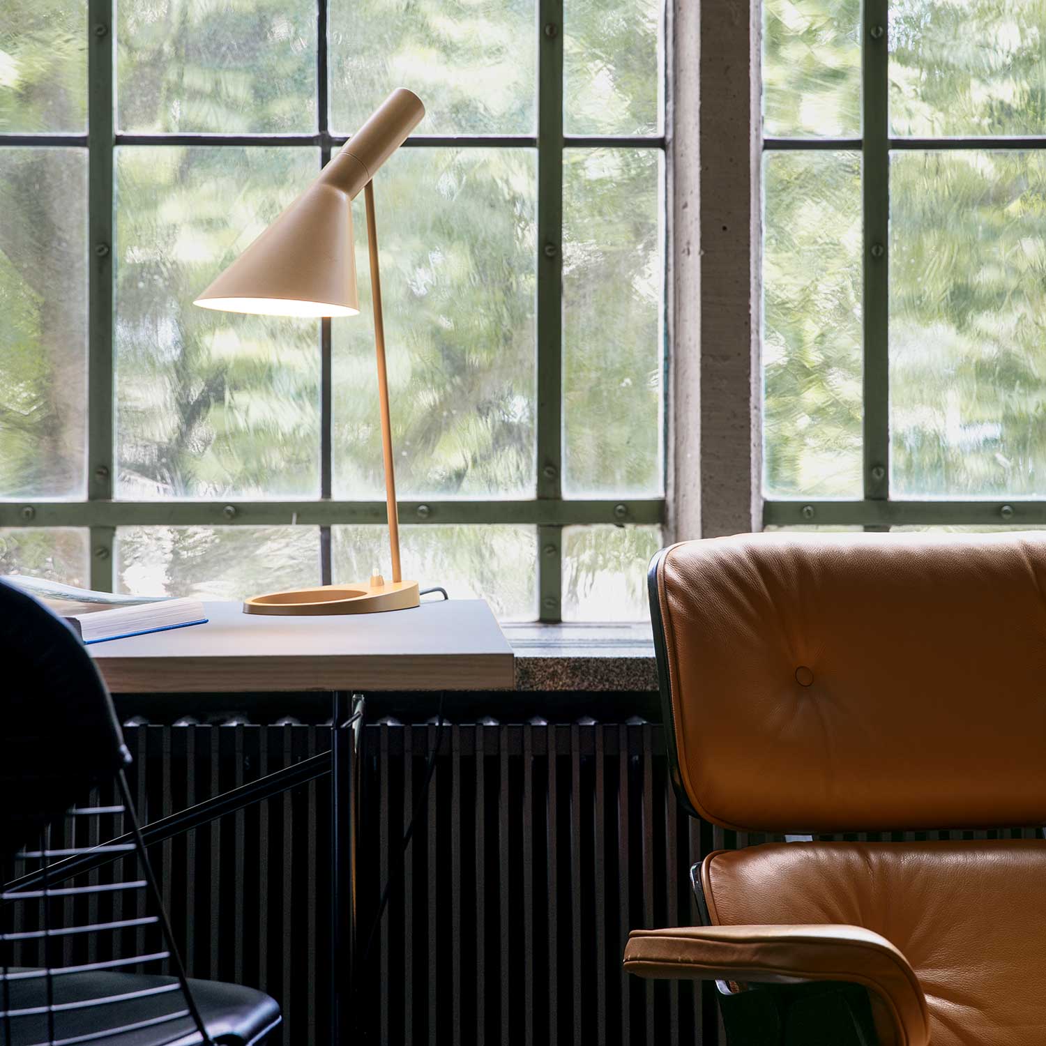 Louis Poulsen AJ Tischleuchte warm sand fensterbank 106051