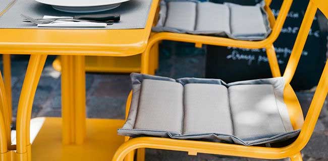 Fermob Kissen Outdoor Kissen Sitzkissen grau auf gelbem Stuhl