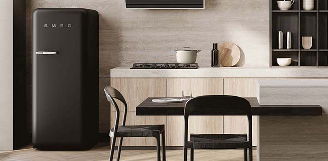 SMEG Kühlschrank schwarz in Küche