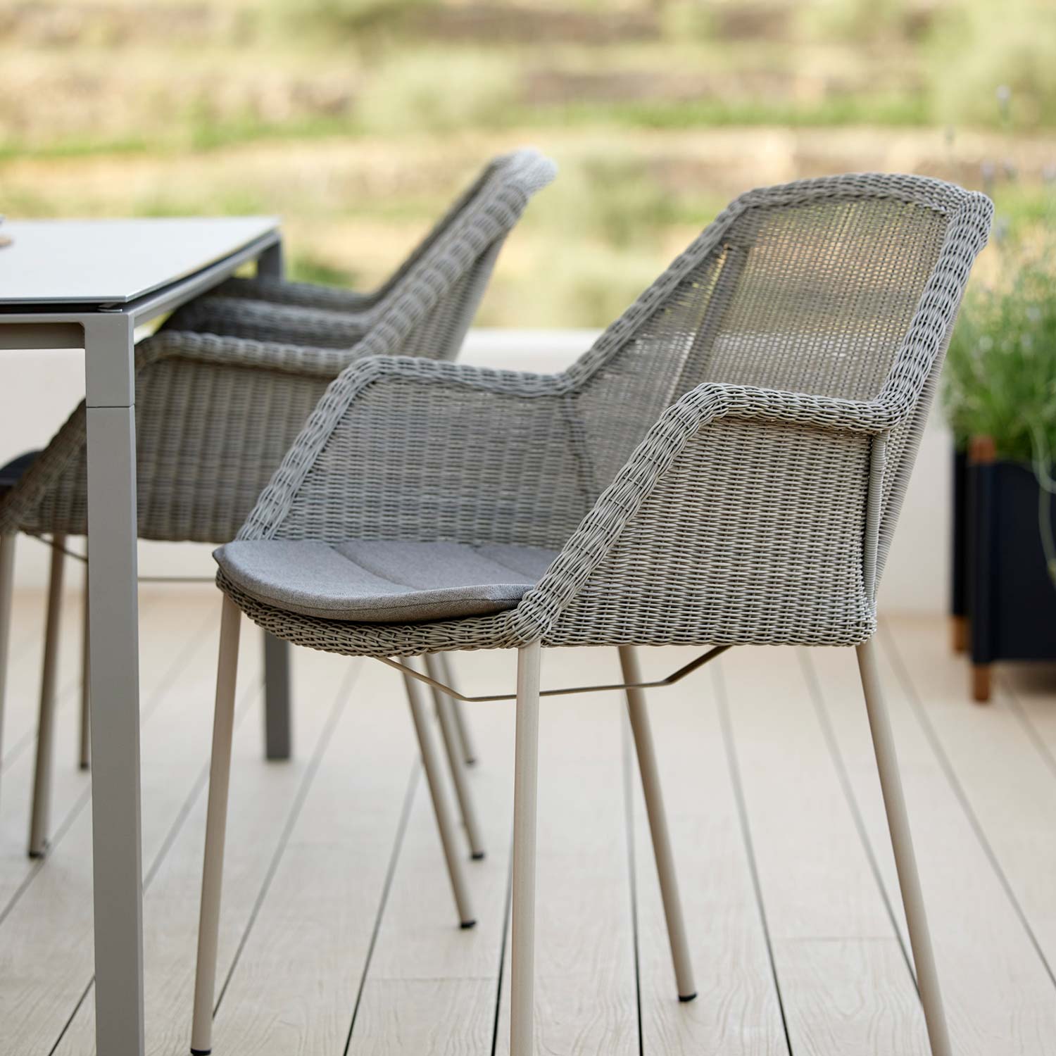 cane line breeze stapelsessel taupe 98617