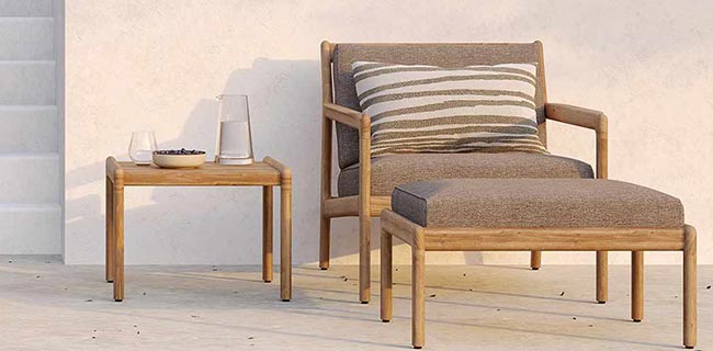 Ethnicraft Möbel Jack Gartensessel 1-Sitzer mit Fußablage und Tisch draußen