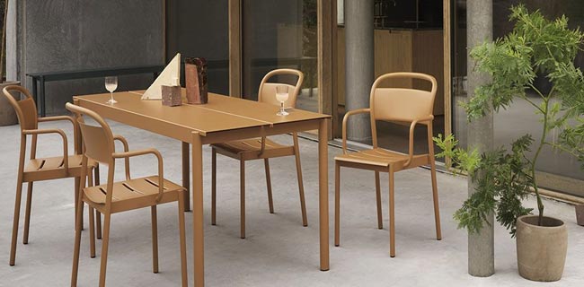 Muuto Linear Armehnstuhl mit Tisch auf Terrasse