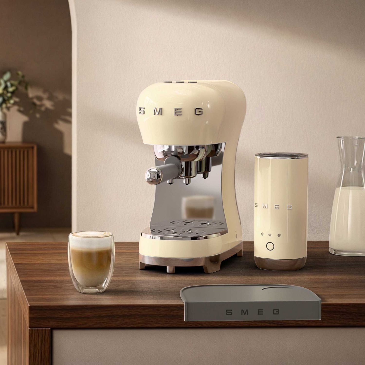 SMEG - Siebträgermaschine und Milchaufschäumer ECF12 creme