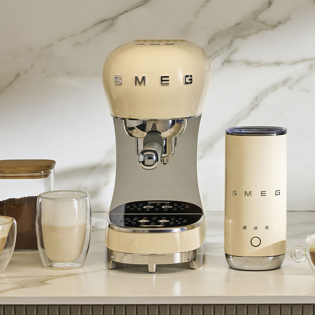 SMEG - Siebträgermaschine und Milchaufschäumer ECF12 creme