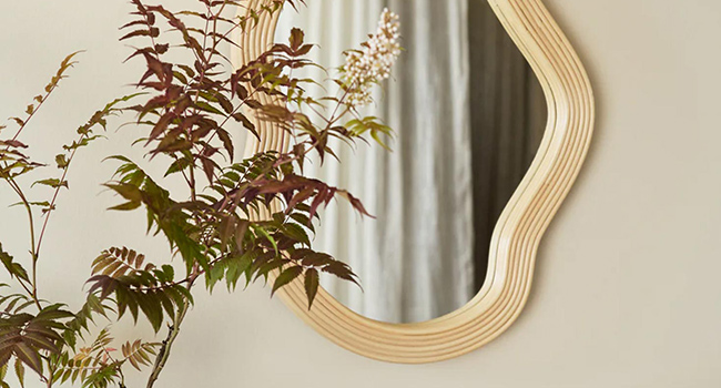 Ferm Living Spiegel Pond Rattan Spiegel neben Pflanze