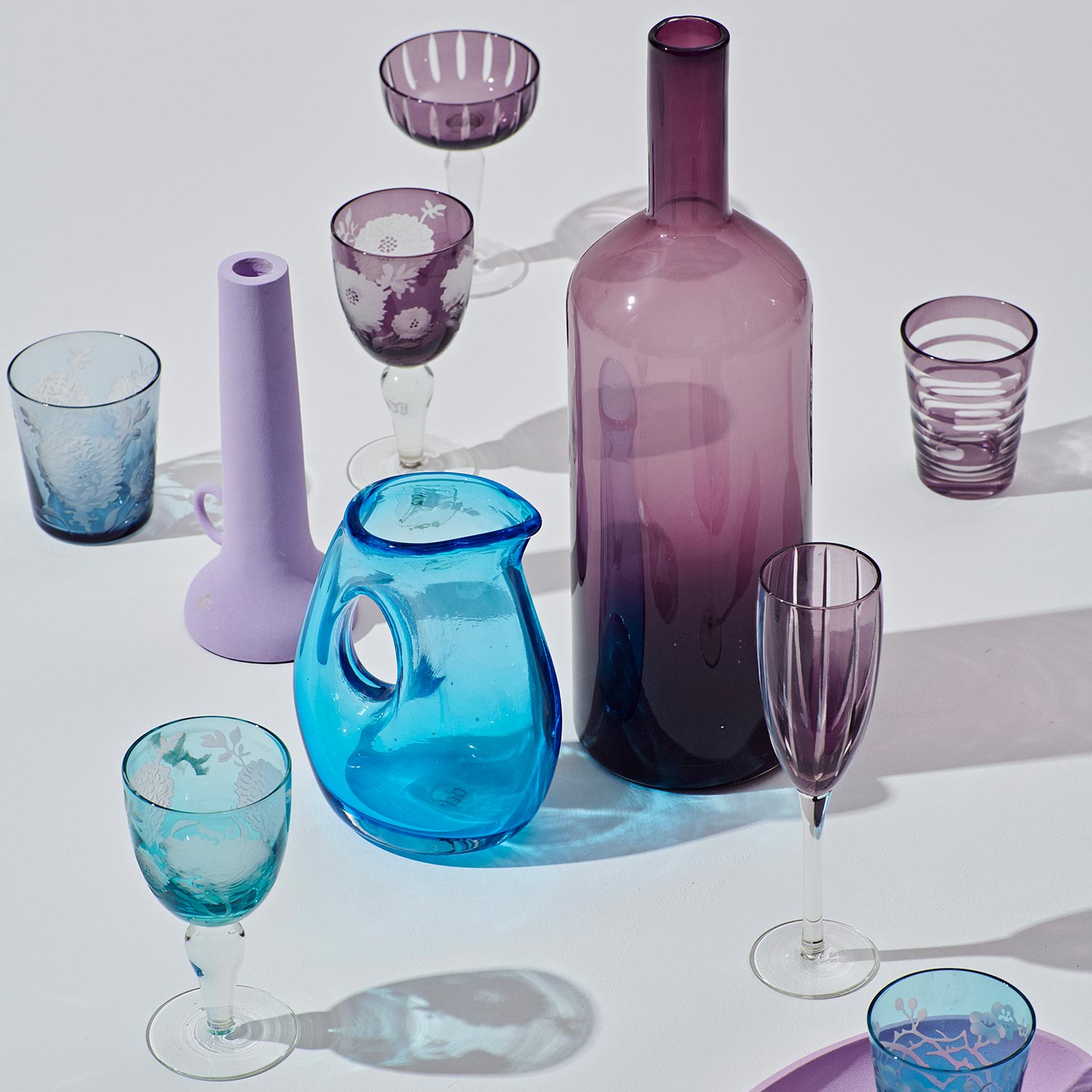 jug with hole hellblau tisch 99037