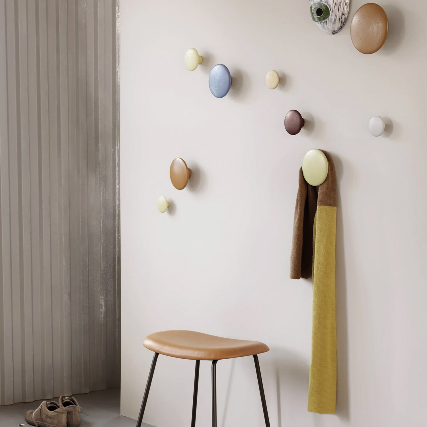 muuto the dots wood 65 wandhaken wanddekoration bunt 85957