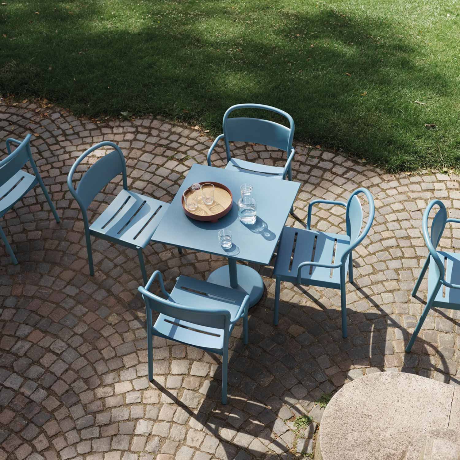 muuto linear side chair pale blue ambiente oben 85901