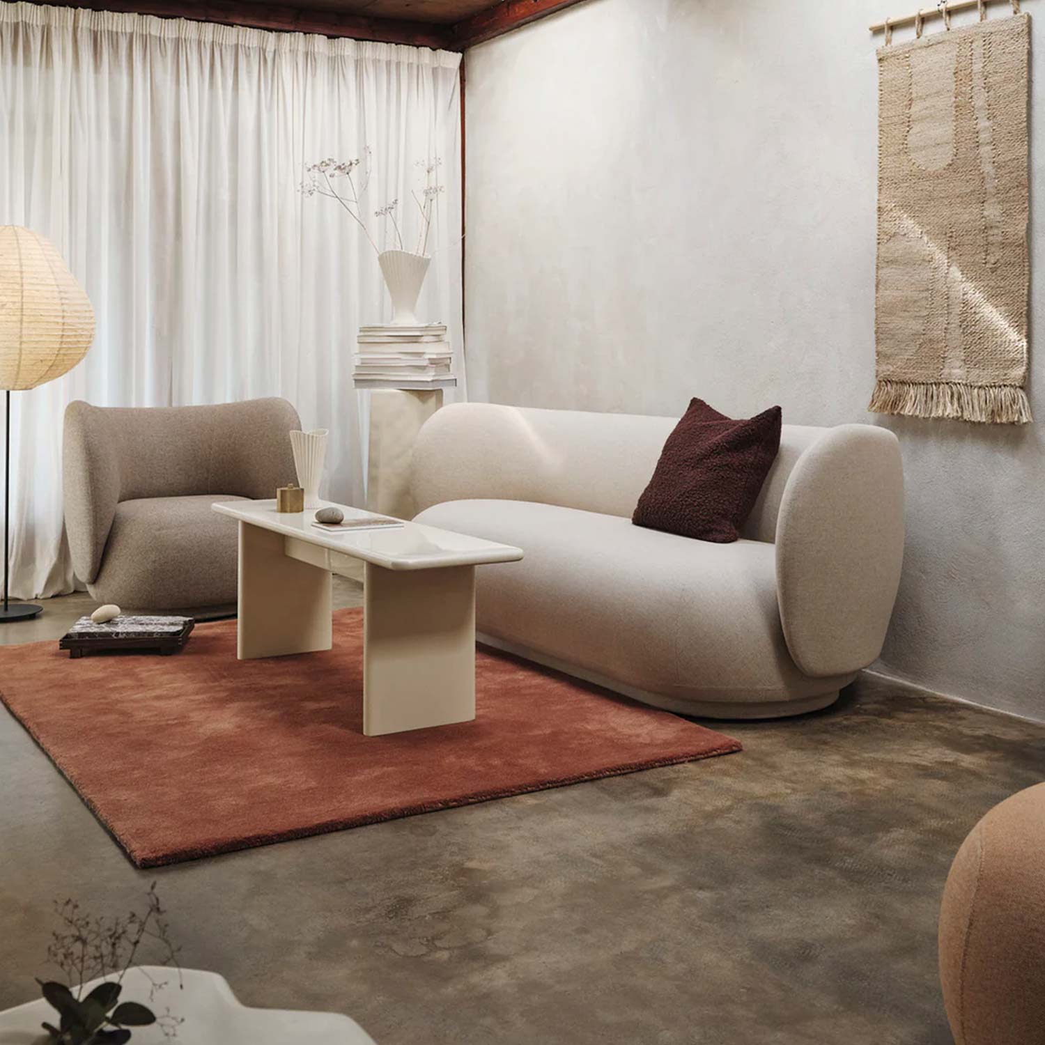 ferm LIVING Stille Tuftingteppich rechteckig rotbraun im Wohnzimmer 104376