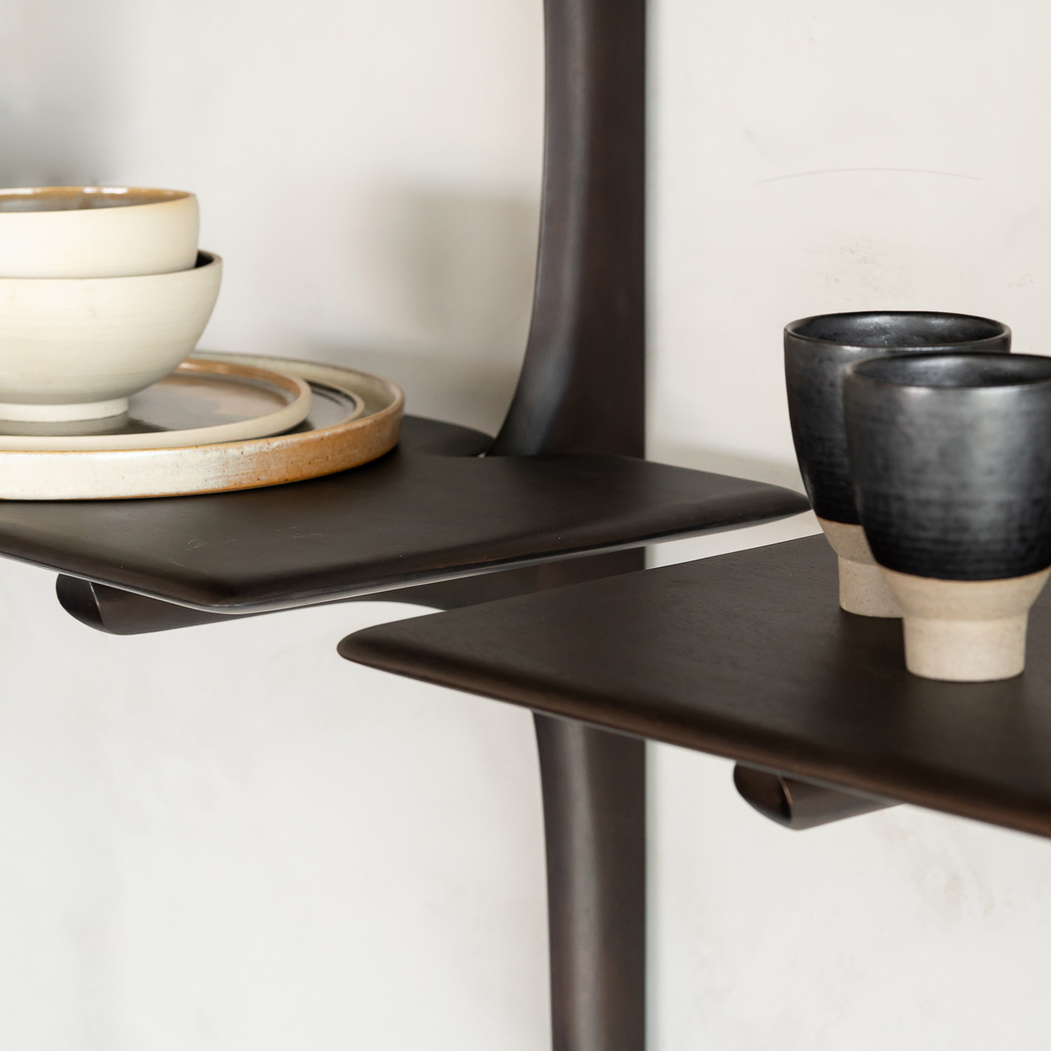 ethnicraft pi wandregal 3 einlegeboeden dunkelbraun esszimmer close up 97399