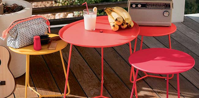 Fermob Cocette Tisch gelb und rot draussen