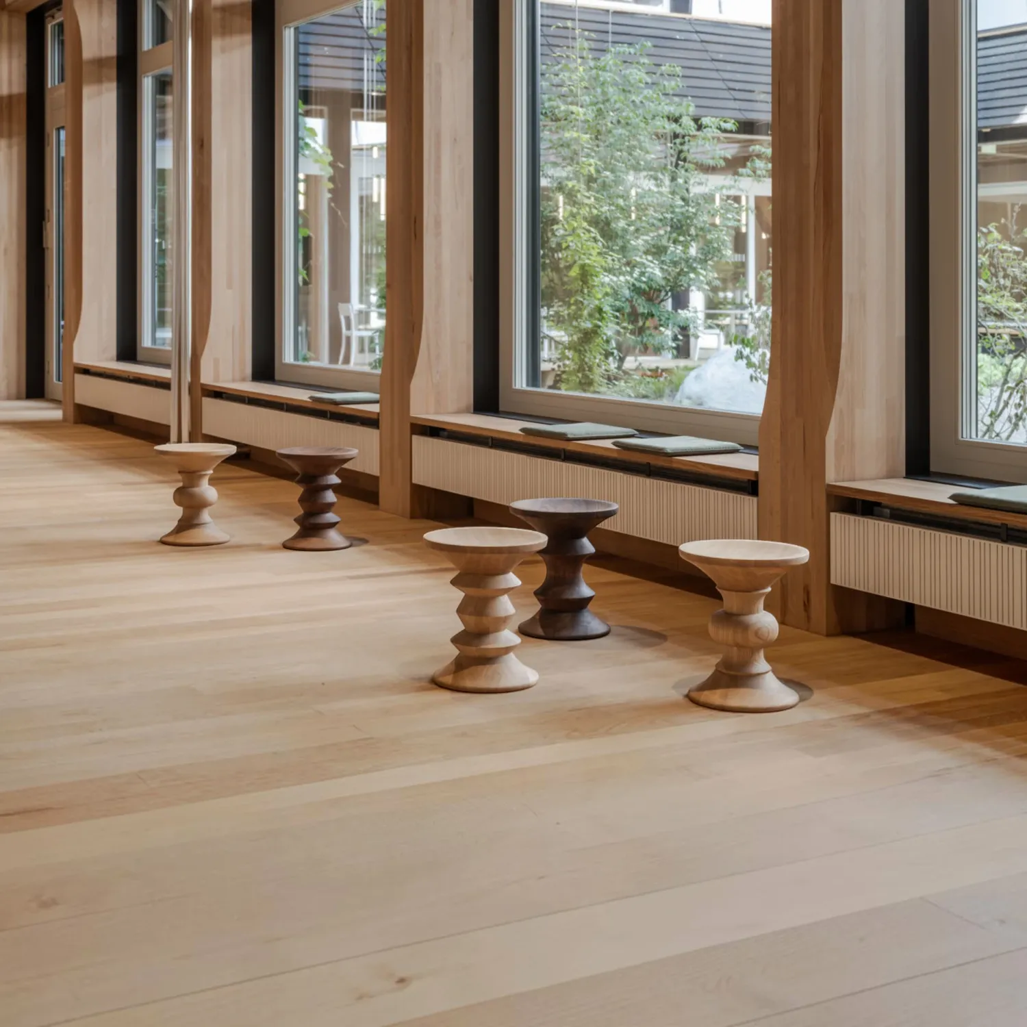 Vitra - Eames Hocker A Kastanie natur