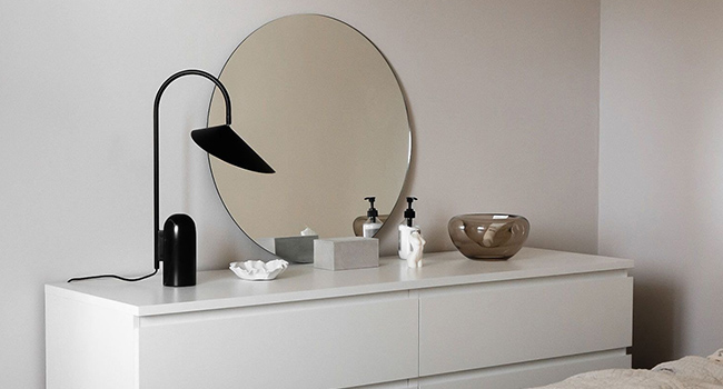 Ferm Living Lampe Arum Tischleuchte auf Kommode