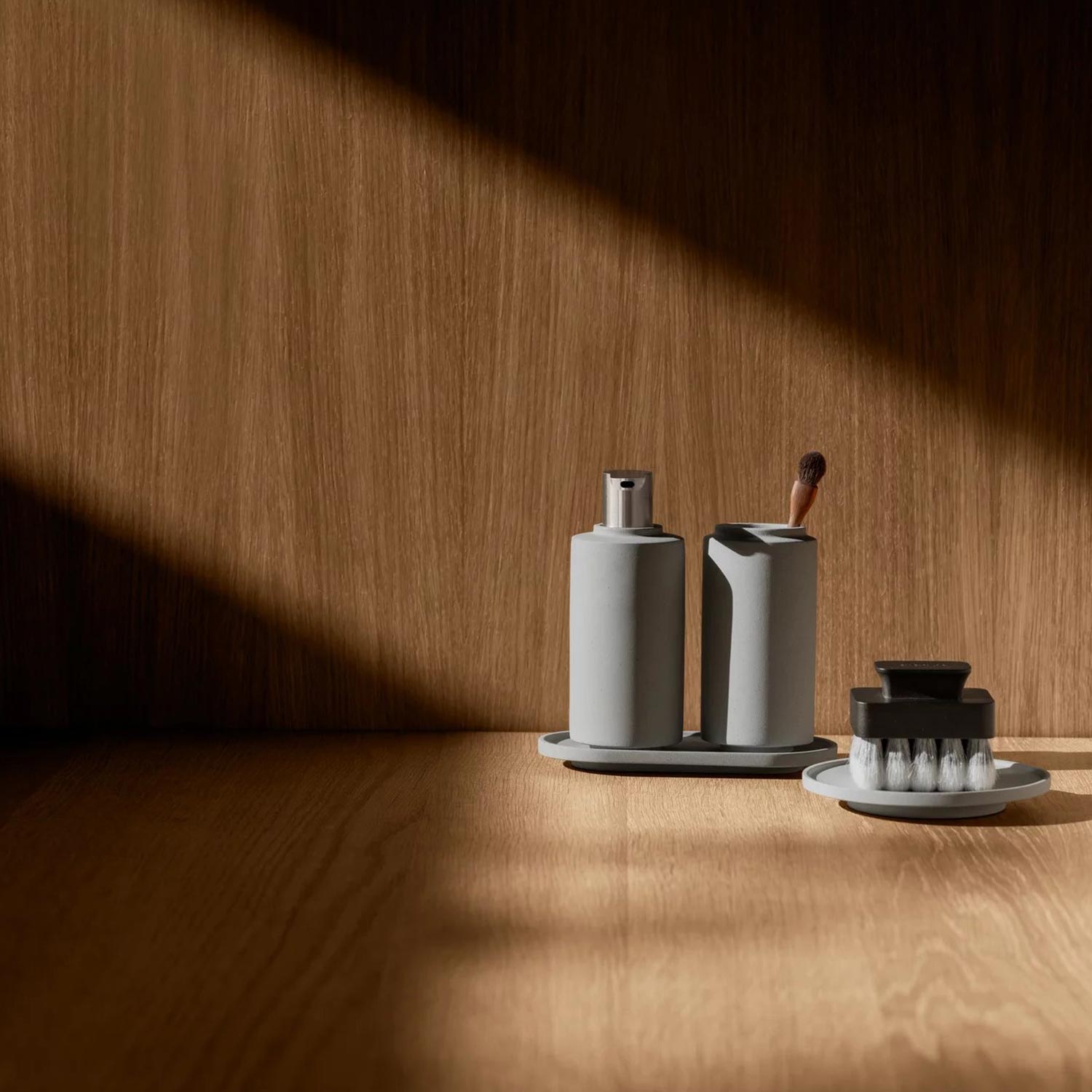 blomus CRETO Zahnputzbecher micro chip 65495 mit Holzhintergrund herausgezoomt 104876