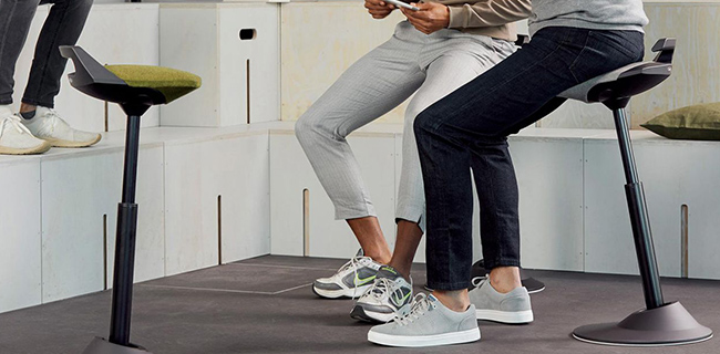 Aeris Muvman schwarz und grün im Büro mit Menschen