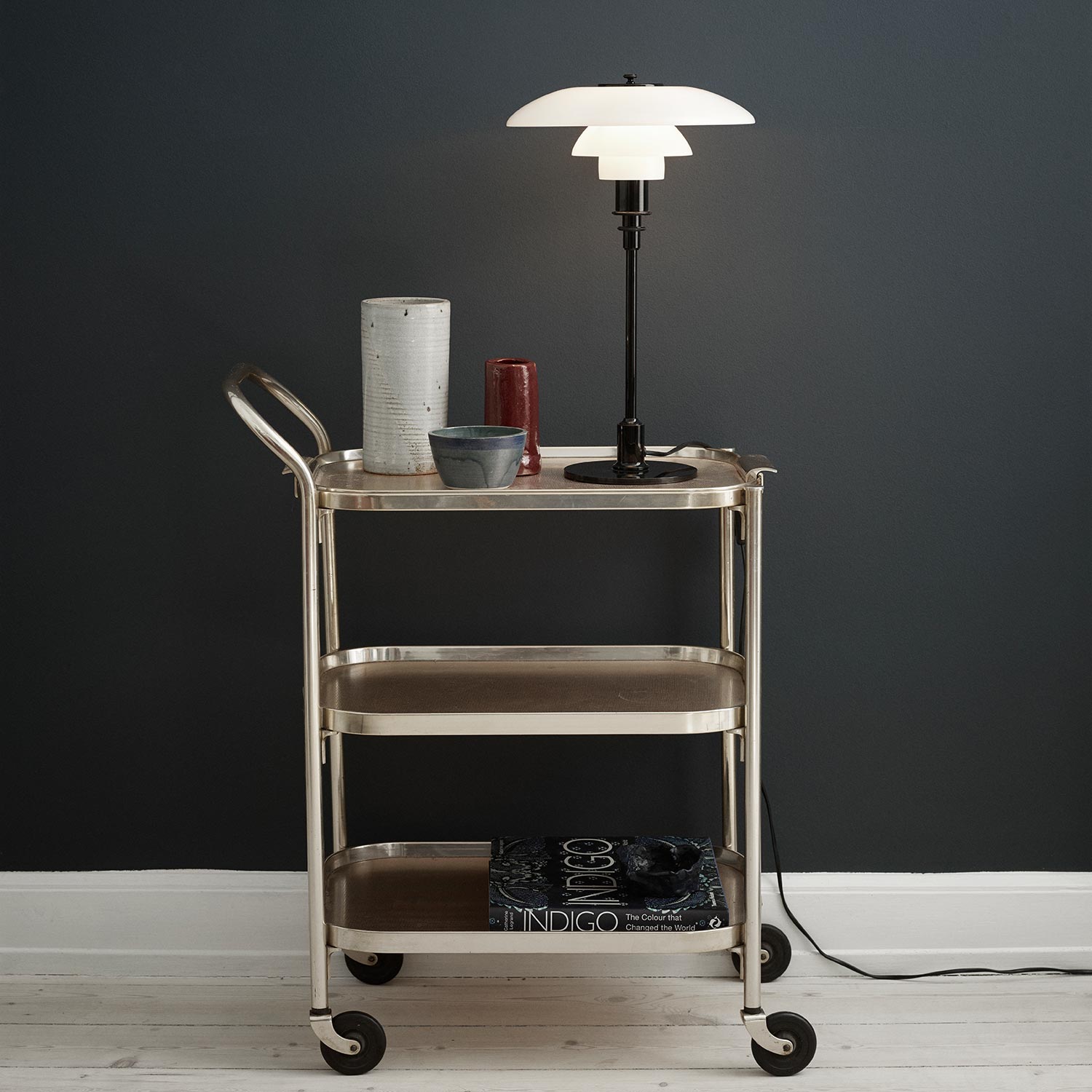 Louis Poulsen PH 3 2 tischleuchte schwarz auf servierwagen 106177