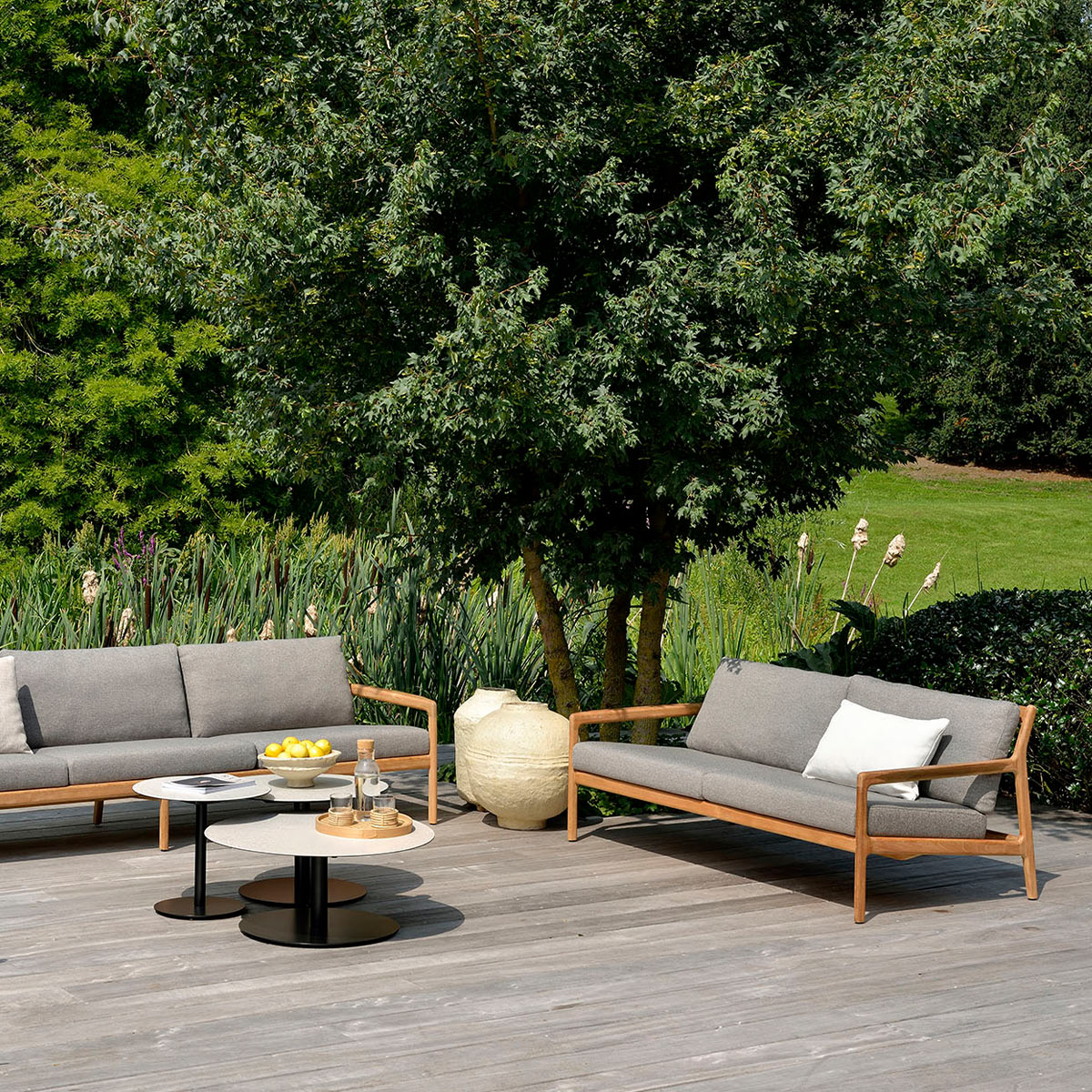 ethnicraft 10254 2 sitzer lifestyle im gruenen 85645