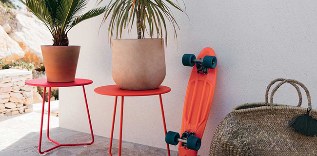 Fermob Gartenmöbel Cocette isch rot auf Terrasse