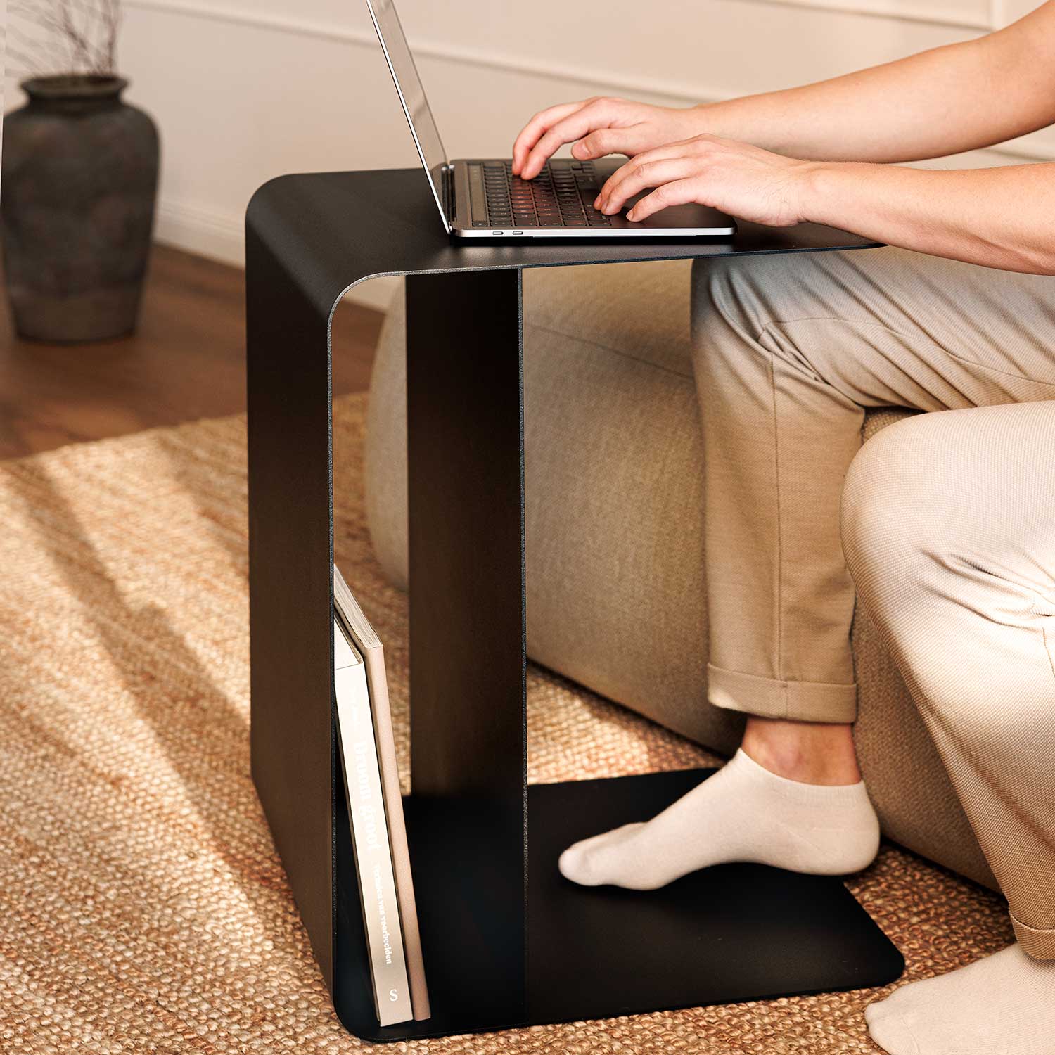 metallbude cosmo schwarz kleiner tisch vor sofa 103155