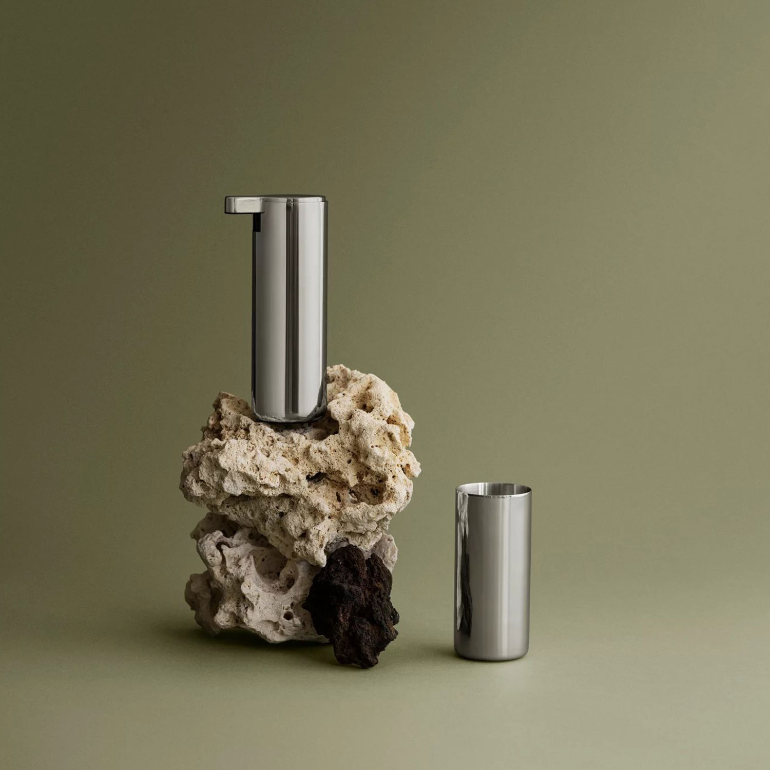 blomus MODO Seifenspender poliert 65521 mit gruenlichem Hintergrund 104944