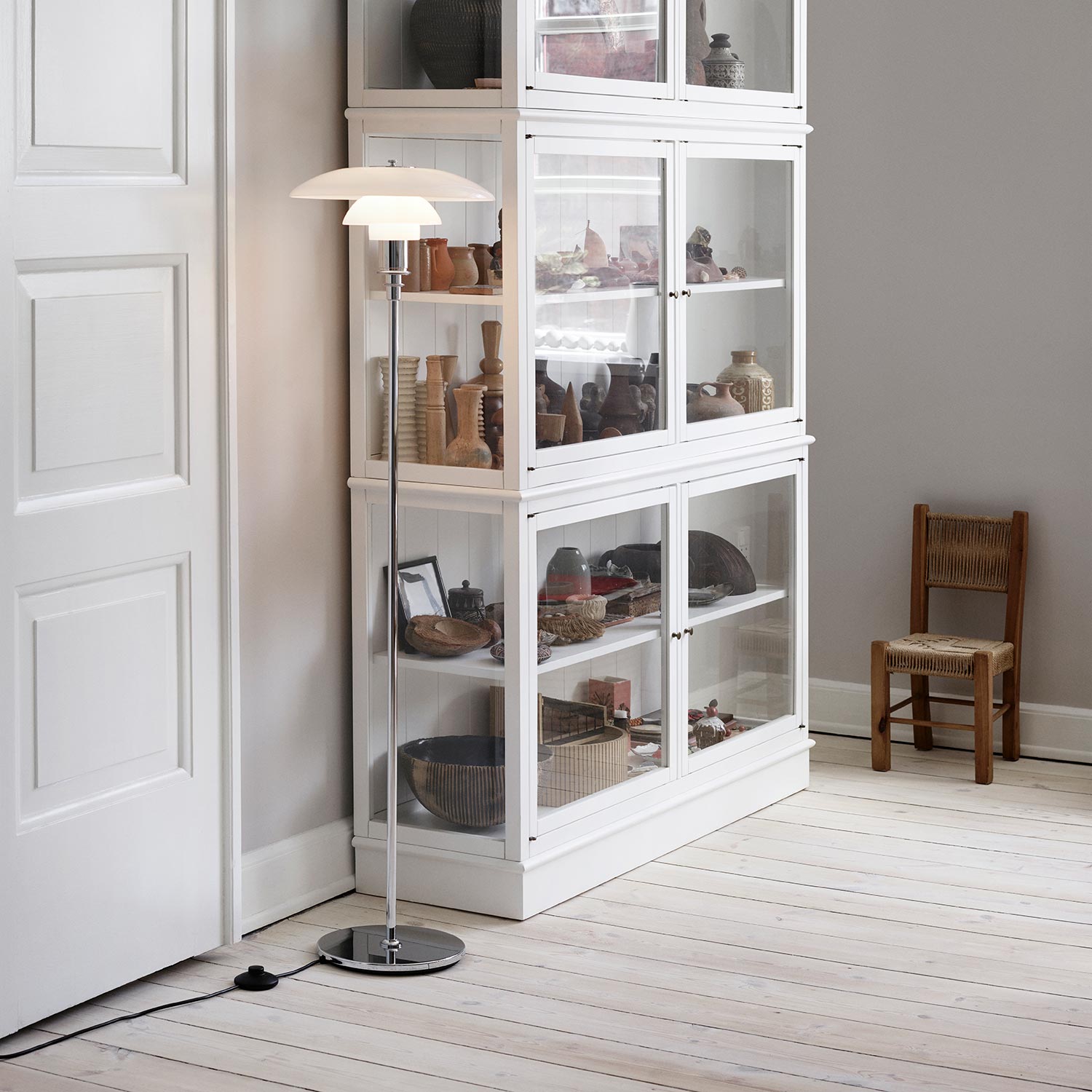 Louis Poulsen PH 35 25 stehlampe chrome neben schuhregal 106188