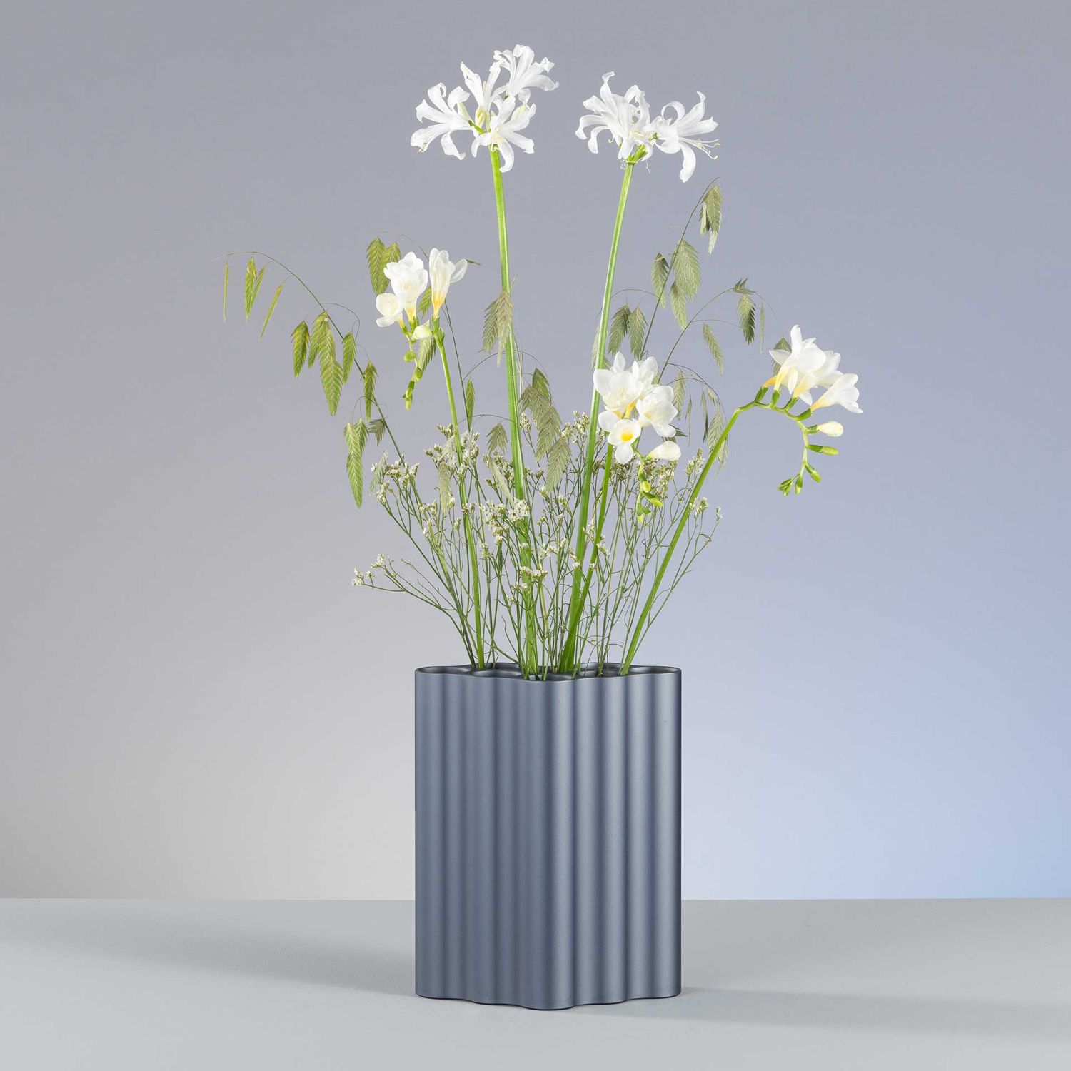 Vitra - Nuage Vase medium stahlblau eloxiert
