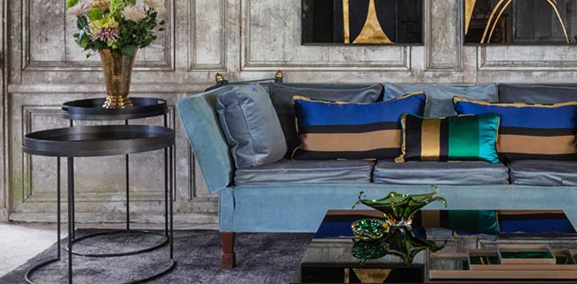 Ethnicraft Möbel Notre Monde Tisch neben Sofa