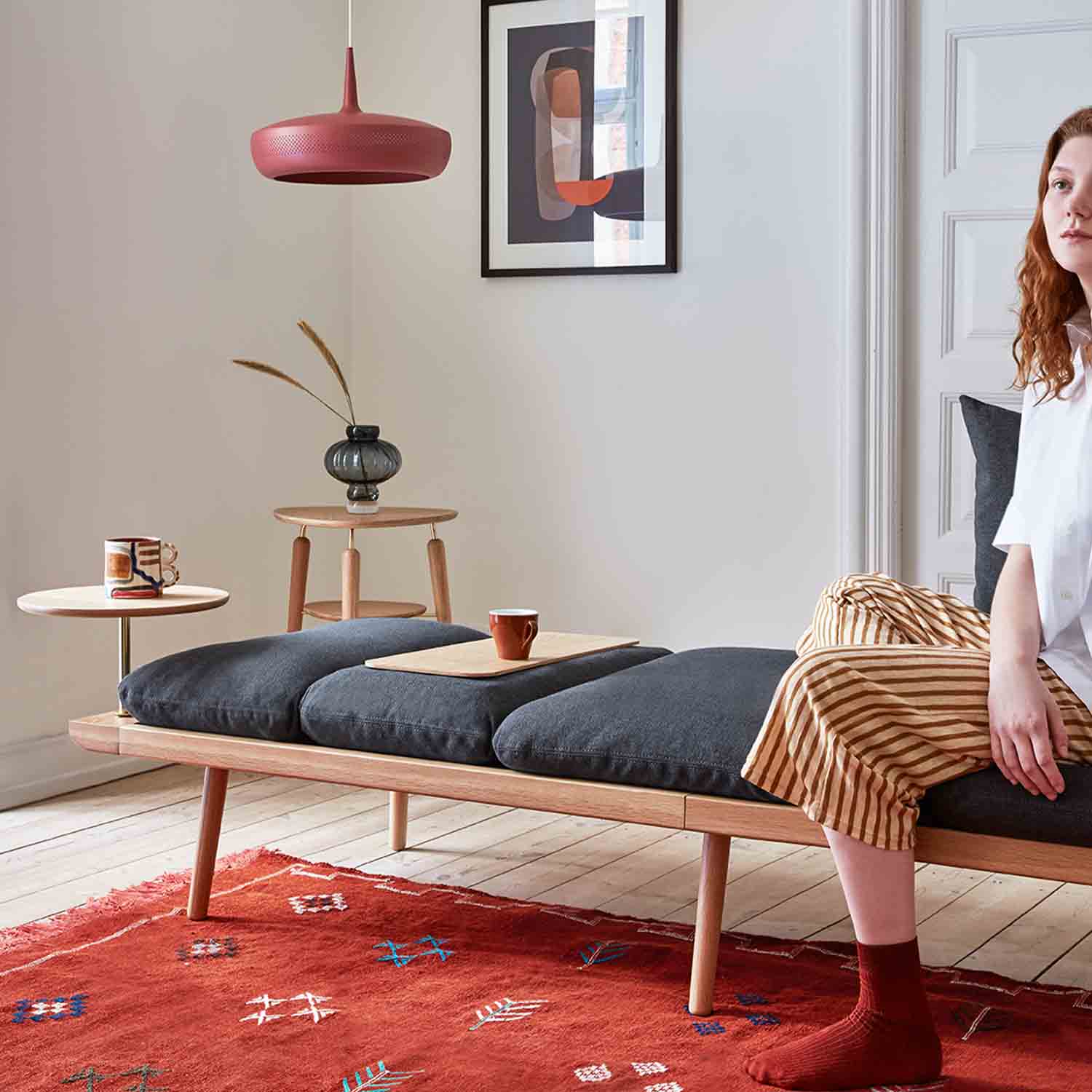 Ambiente Clava Dine Umage Leuchte Orchre mit einer Frau